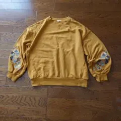 GU 刺繍入りトレーナー