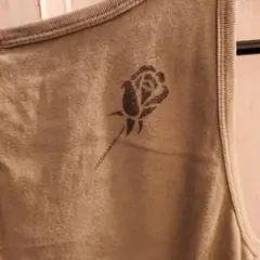 ROSE BUD ローズバッド タンクトップ ロゴ＆バックプリント 薔薇 カーキのサムネイル