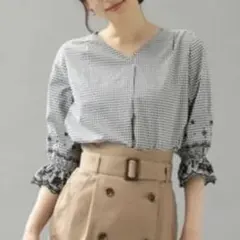 袖刺繍ブラウス