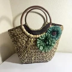 ベージュかごバッグ 花モチーフ付き