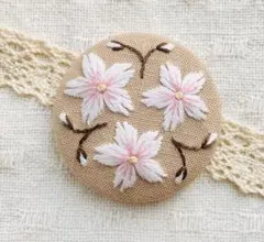 桜★手刺繍★くるみボタンブローチ