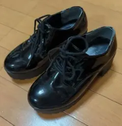 黒の光沢レースアップシューズ 中ヒール