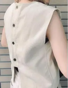 リリミーク アイボリー ノースリーブ トップス 背面ボタン付き