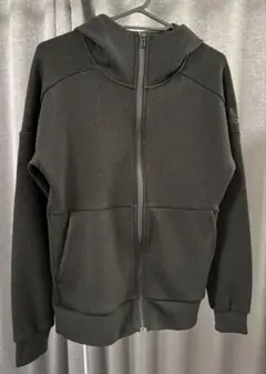 adidas ブラック ジップアップパーカー