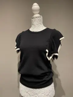 LAMIA　黒ニット　半袖　袖フリル　バイカラー