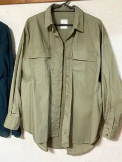 オリーブ色 長袖シャツ