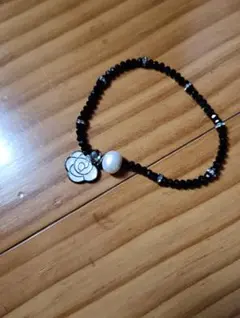 黒いビーズとパールのブレスレット