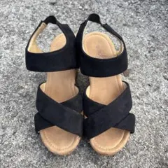黒いウェッジサンダル クロスストラップ