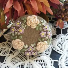 B452 バラと小花の刺繍ブローチ・ヘアゴム ハンドメイ
