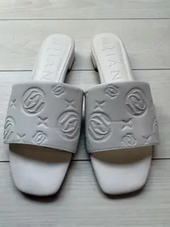 美品⭐︎DIANA ダイアナ ミュールサンダル ホワイト 白 Lサイズ ロゴ型押しのサムネイル