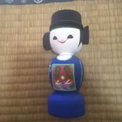 伝統的なこけし人形 青と白
