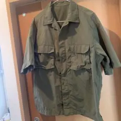 ジーユー　オリーブ色 半袖シャツ 前ポケット付き
