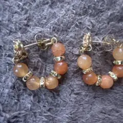 オレンジ系 天然石フープピアス 花モチーフ