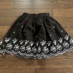 a.v.v 黒地に白刺繍のスカート 110サイズ