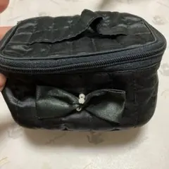 リボン付き黒キルティングポーチ