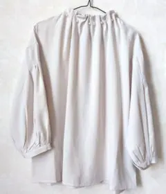 パール装飾 ライトベージュ バルーン袖ブラウス