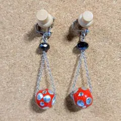 個性的な赤いビーズのイヤリング