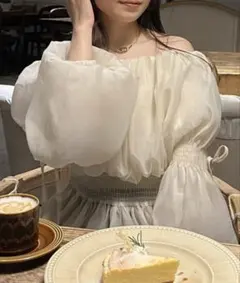 JUNOAH　ジュノア　オフショルシアーボリュームブラウス