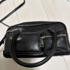 黒のレザーショルダーバッグのサムネイル