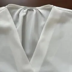 Opaque Clip ホワイト Vネック ノースリーブブラウス