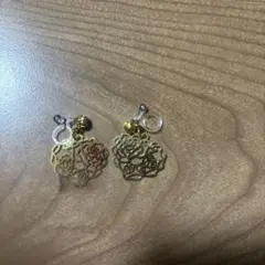 花モチーフ メタル製イヤリング