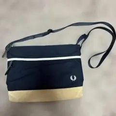 FRED PERRY ショルダーバッグ ネイビー/ベージュ　サコッシュ