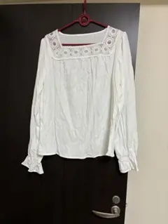 刺繍入りホワイトシャツ 長袖