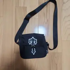 ブラックショルダーバッグ ロゴ入り