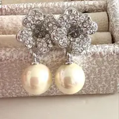な*お様 フォクシー　Clover Pearl パールと花モチーフのイヤリングのサムネイル