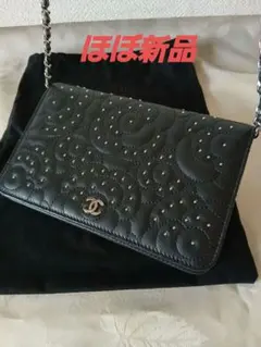 お買い得❗ほぼ新品CHANEL カメリア&スタッズ　チェーンウォレット