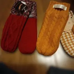 山吹色と赤のニットミトン　2個セット　画像よりもう少し濃い色です（ボア裏地付き）