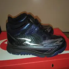 金属製のクリートが付いた子供用スノーシューズ。サイズ21cm。