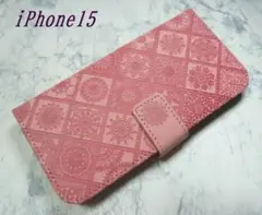 iPhone15 用 手帳型 ケース 浮き彫り調 アラベスク ピンク