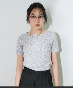 花柄針抜きフライス ヘンリーTシャツ　グレーのサムネイル