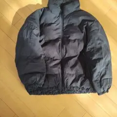 黒いダウンコート