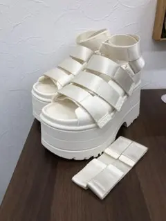 UGG アグ ゴールデンライズ 今季新作 美品 厚底サンダル ホワイト 23cm