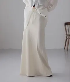 ストレッチサテンスカート