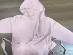 フード付きクロップドピンクスウェット