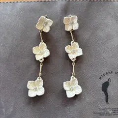 【Francfranc】お花 モチーフ3連 ロング ピアス クリスタルストーンのサムネイル