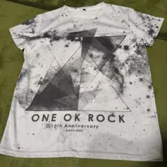 ONE OK ROCK Tシャツ ユニクロ黒スキニーのサムネイル