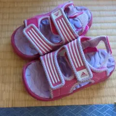adidas ピンク サンダル