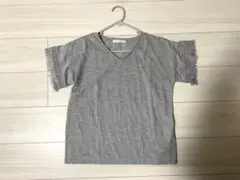 E hyphen world gallery フリンジ付きグレーVネックTシャツのサムネイル