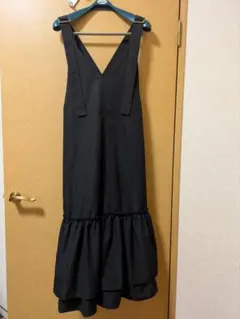 earthブラックフリルサスペンダーワンピース