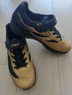 美品！アシックスキッズ スニーカー23㌢