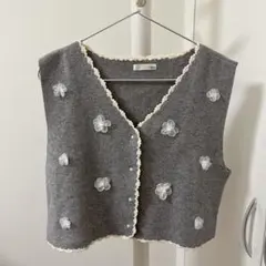 idem イデム グレー 花モチーフ ニットベスト