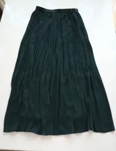 ダークグリーン　テロテロ　ロングスカート　揺れる