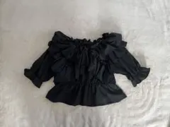 フリル付きトップス