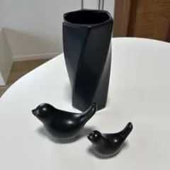 黒い陶器製の花瓶と鳥の置物セット