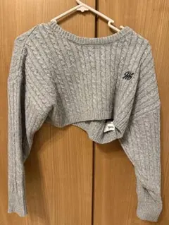 グレーのクロップドニットとホワイトのクロップドシャツセット