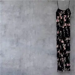 美品❣️匿名配送✨花柄　ブラック　サロペット　おしゃれ